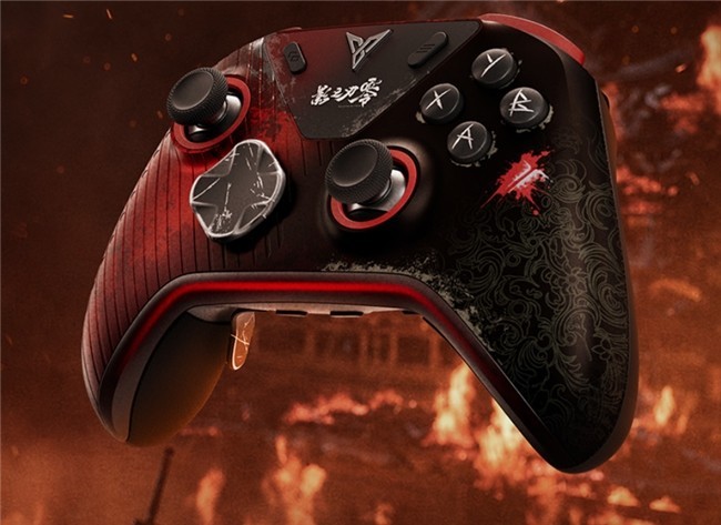 Offizieller Render des Flydigi x Phantom Blade Zero Collab-Controllers: verwitterte Frontplatte mit Kratzmarken, chinesischem Titel-Schriftzug oben und einem roten Ring um den linken Stick