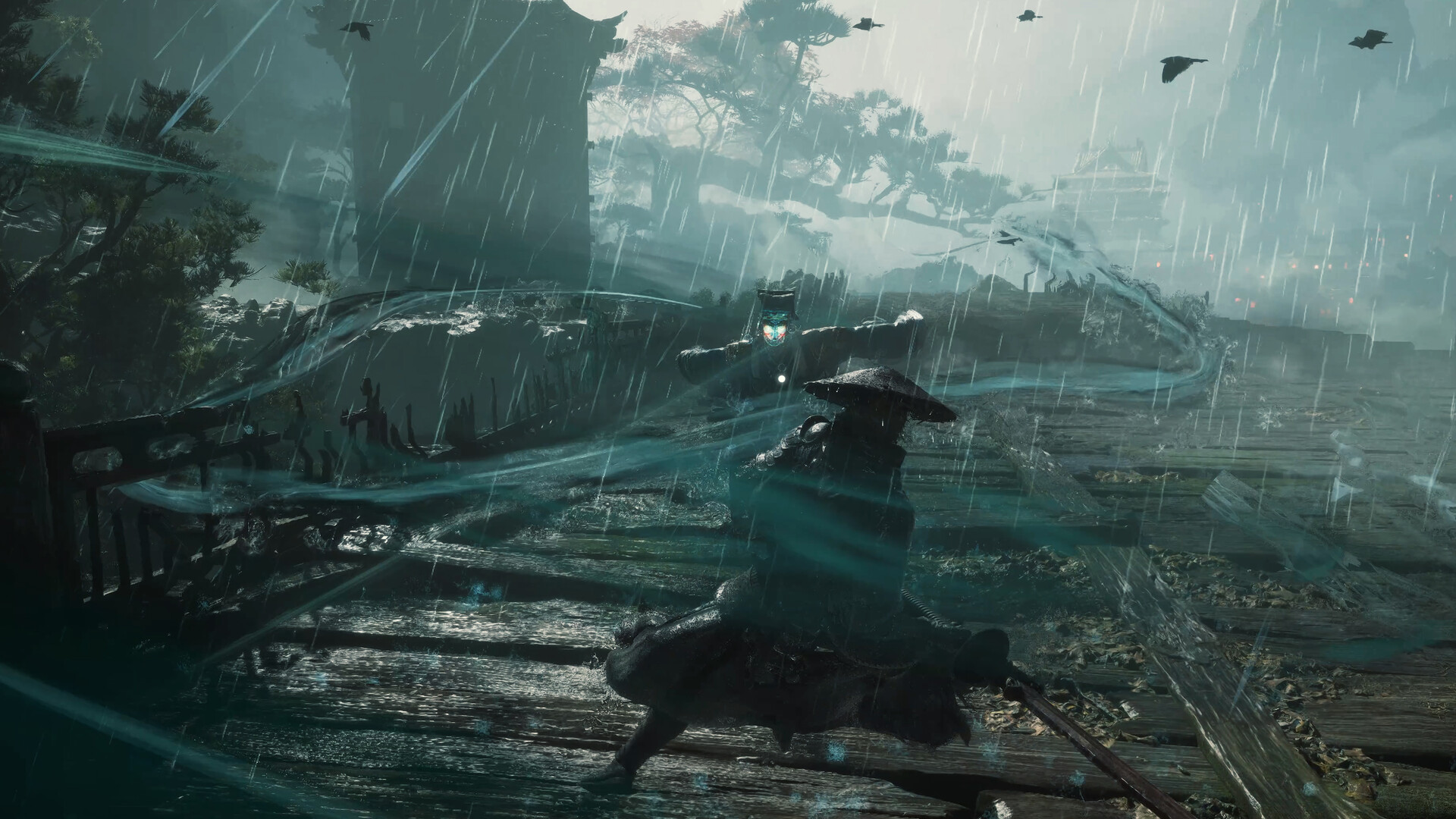 官方截图:戴斗笠的深色战袍角色在雨中木栈道上压低身形,正前方悬浮着散发青蓝色光芒的巨大狮头与弧形能量光带